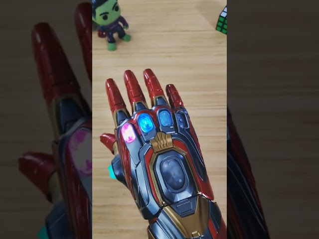 Vídeo relacionado con UrMsun Iron Man Infinity Gauntlet para niños, Iron Man Glove LED con Piedras para niños