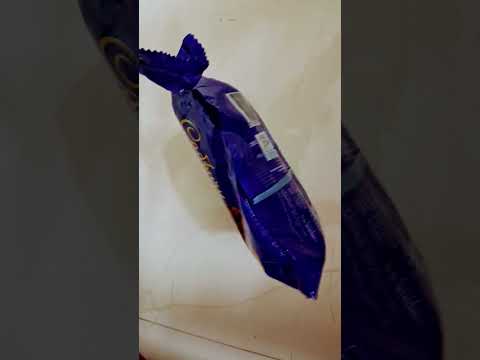 unboxing Cadbury choco chips cookies