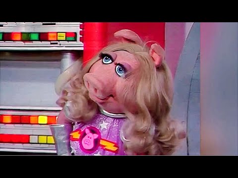 Pigs in Space: Part 1 – Landing Prep on the Space Ship 🚀 | Muppet Show #S3E19