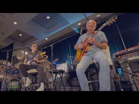 Larry Carlton destroys audience with four notes