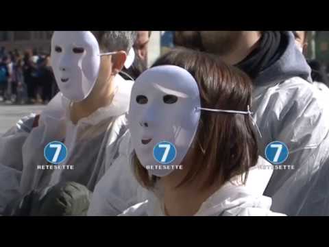 CONTRO VACCINI E ESPULSIONI DA SCUOLA, GENITORI IN PIAZZA A TORINO