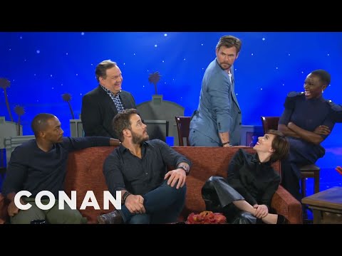 クリス・ヘムズワースの肩越しポーズ - CONAN on TBS (Chris Hemsworth’s Over The Shoulder Pose - CONAN on TBS)