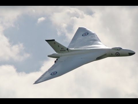 GIANT 1/5 SCALE RC AVRO VULCAN XH 558 LMA RC MODEL AIRSHOW - ROUGHAM 2013