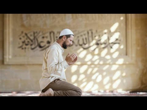 Ndodh që kur fal namaz të harroj diçka, a duhet të përsëris namazin apo të bëjë sevi-sexhde?