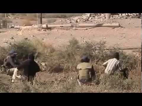 عناصر كتيبة عمر بن الخطاب يقومون بسحب جثة فهد الأحمد في ريف دير الزور