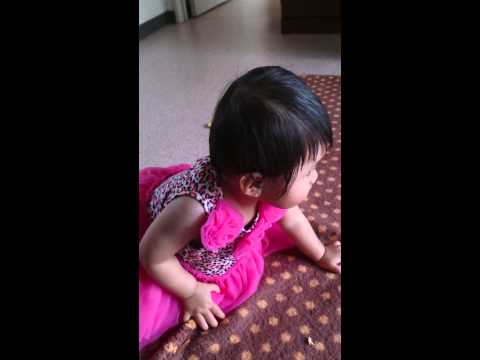 Maznah menari ikuti iringan musik