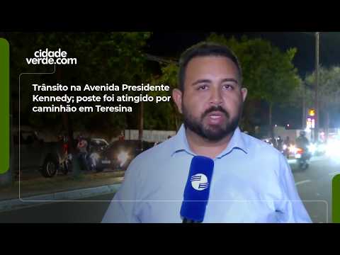 Trânsito na Avenida Presidente Kennedy; poste foi atingido por caminhão em Teresina