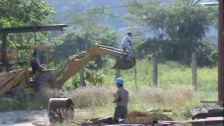 preview picture of video 'honduras_mal uso de maquinaria de construccion'