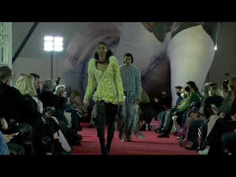 Model keeps tripping and is assisted off stage at Diesel Fall/Winter 2022-2023 Fashion Show