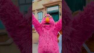 We have something to ‘Telly-ya!’🔺Today’s our good friend Telly’s birthday 🎂! #sesameplace #telly