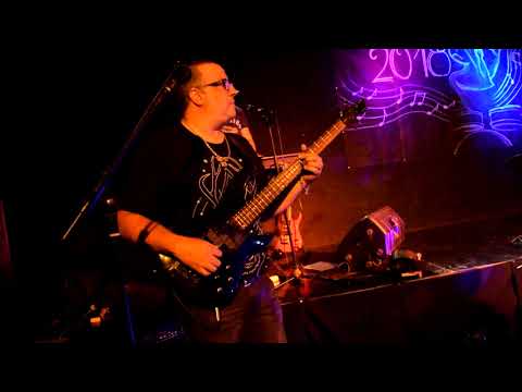 Niño de 7 años Baterista sorprende tocando Pappo