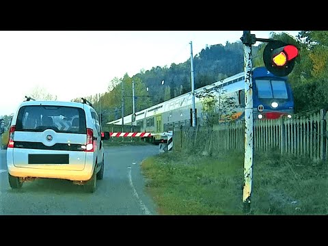Passaggio a livello Prasco (AL) in attesa del treno #levelcrossing #bahnübergang #踏み切り