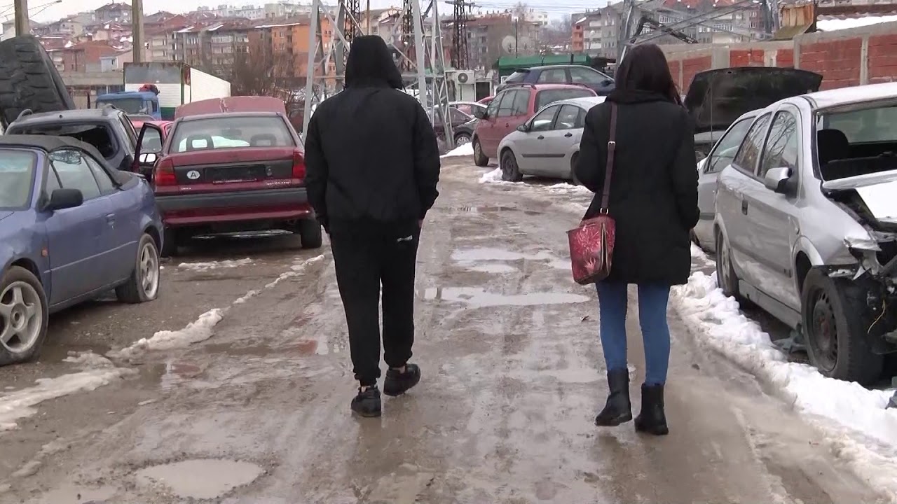 Прокуратурата погна автоморга, стотици коли са пръснати в полето край пътя за кв. "Болярово"