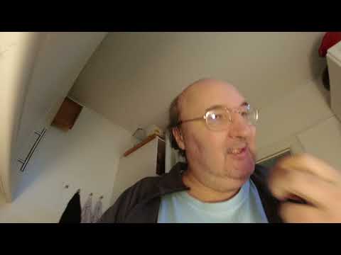 MongoTV_7855 - VASKER LIDT OP ONSDAG MIDDAG OG BLANDER SAFTEVAND FØR OPLÆSER TEGNESERIE