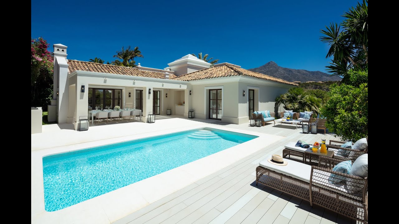 Villa que muestra la esencia del estilo mediterráneo en venta en Las Brisas, Nueva Andalucía, Marbella
