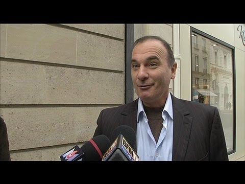 Un candidat se fait remarquer près de l'Elysée