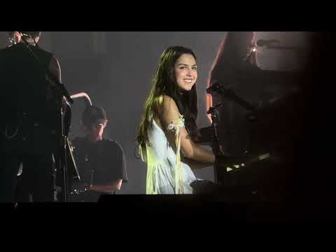 Olivia Rodrigo &mdash; honeybee (Live at Daisy Chain Fields 08.29.26)