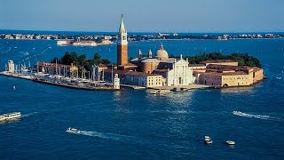 CRAFTSMANSHIP. SHOEMAKER IN VENICE ITALY.