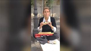La sindaca mangia il panino con la coppa piacentina:  «Menu a scuola senza maiale? Polemica assurda»