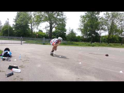 Training - Skeelerdrill, op rechts de bocht door