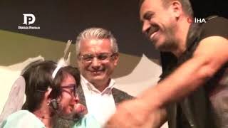 Download lagu Haluk Levent ve kelebek kız 'Elfida'nın ağlatan buluşması mp3