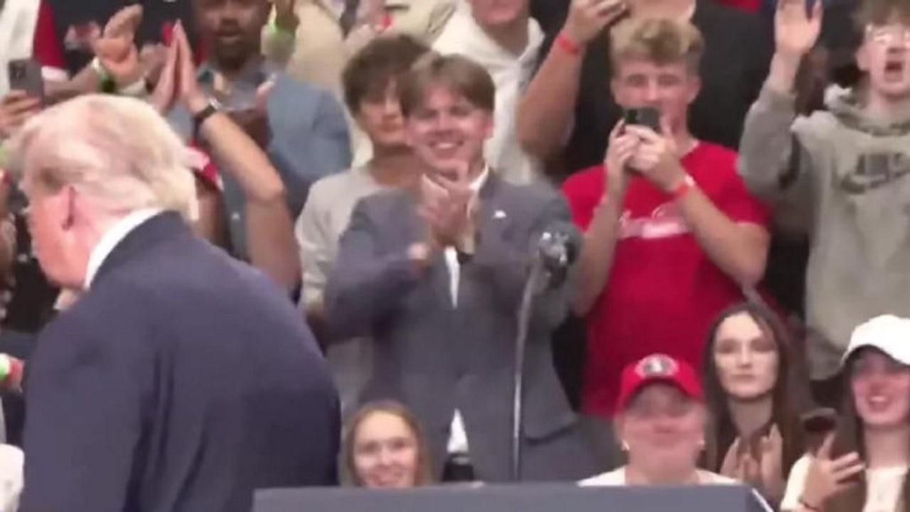 Trump balla la Trump Dance sulle note di Ymca al termine di un comizio in Ohio