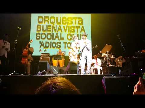 Omara Portuondo y Papi Oviedo bailando Salsa