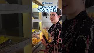 Aura Ibu Pejabat, Gaya Arumi Bachsin saat Bertugas Disorot, Tampil Anggun Kenakan Dress Batik