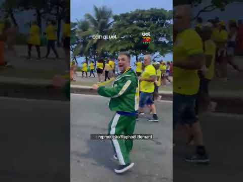 Manifestante caminha com homem negro acorrentado em ato de Flávio no Rio de Janeiro