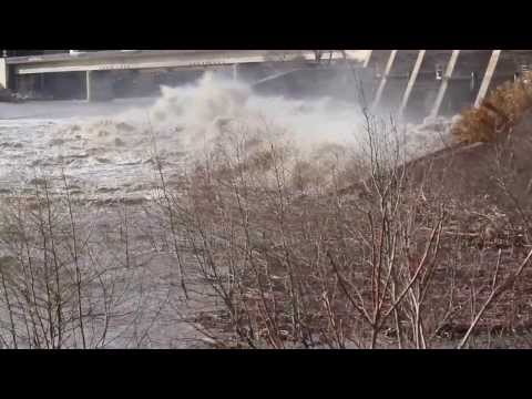 Le Rhône en furie à Vallabrègues