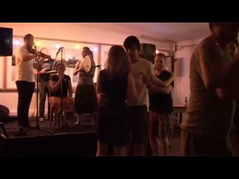 Maria Siwiec z Gałek Rusinowskich z kapelą Kowalskiego w Warszawie na Solcu 26 lipca 2014 r.