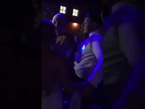 Mladozenja i kum zapjevali, svi su na nogama!