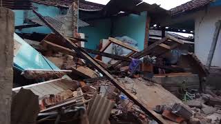preview picture of video 'Gempa bumi berkekuatan 7.0 SR menghancurkan semuanya di desa selat kec. Narmada lobar ntb'