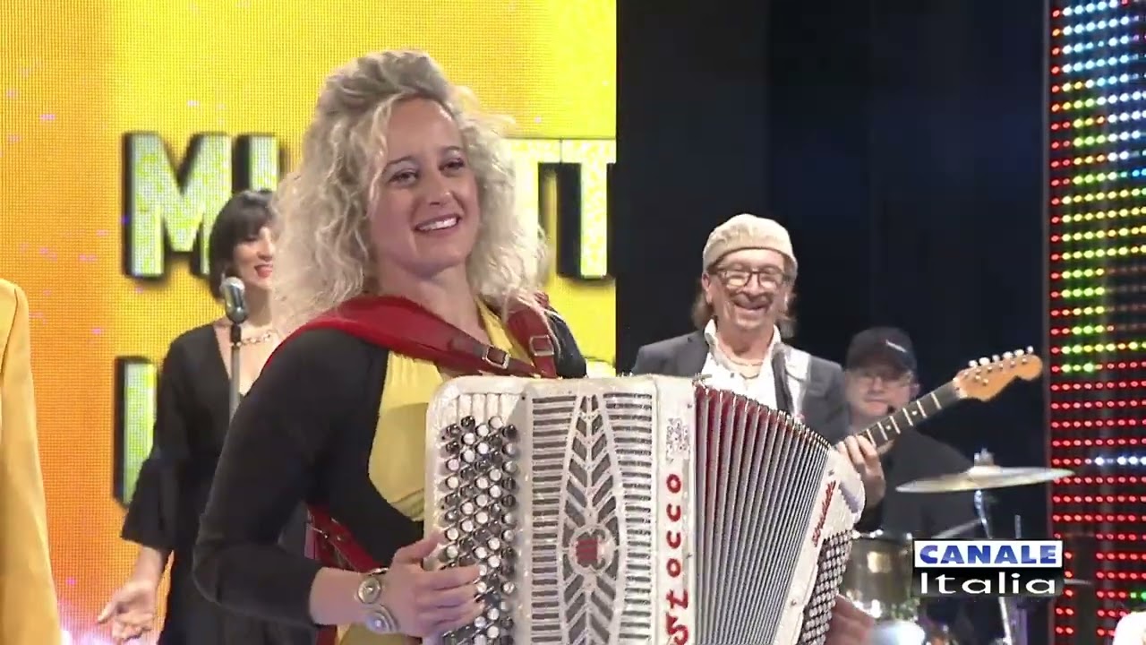 I GIRASOLI con i Nuovi Brani "MI BATTE IL CUORE" Canale Italia SPECIALE FARFALLINA Cantando Ballando