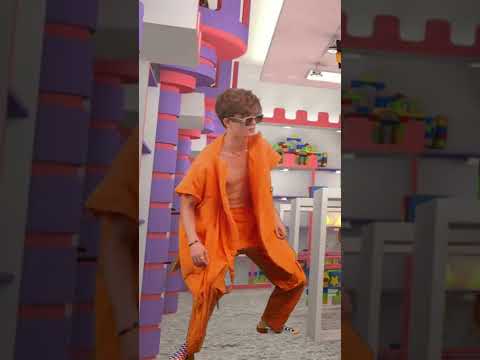 ELLA ES DIFERENTE, NUNCA SIGUE LA CORRIENTE. Escucha Para Mi en mi álbum ✨