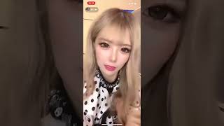 3人揃ってチラリ