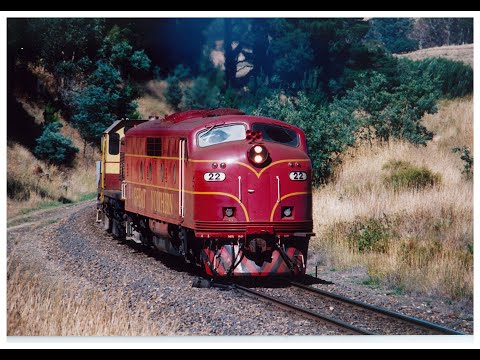 Australian diesel locomotives 4716 & streamliner GM22 - Central West - February 2001