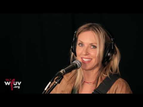 Liz Phair - "Divorce Song" (Live at WFUV)