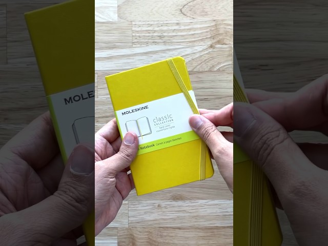 Vídeo relacionado con Moleskine Classic Notebook, Cuaderno Rayado, Tapa Blanda y Cierre Elástico, Tamaño Large 13 x 21 cm, Color Azul Zafiro, 192 páginas