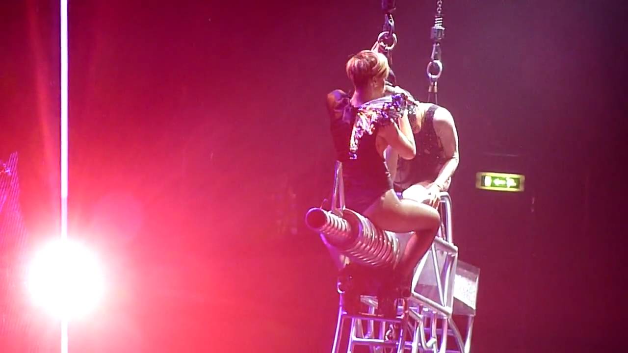 Rihanna (HD) - Te Amo ("Last Girl On Earth" Tour 2010, Trent FM Arena Nottingham)