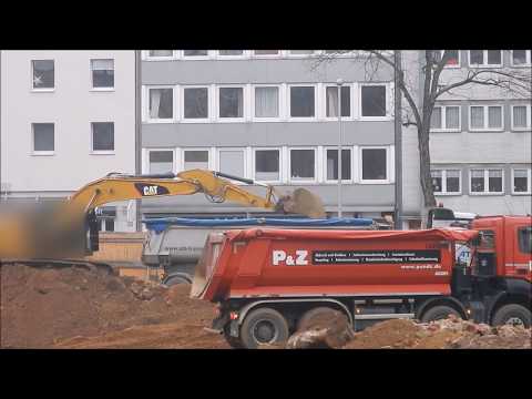 Bagger CAT lädt LKW