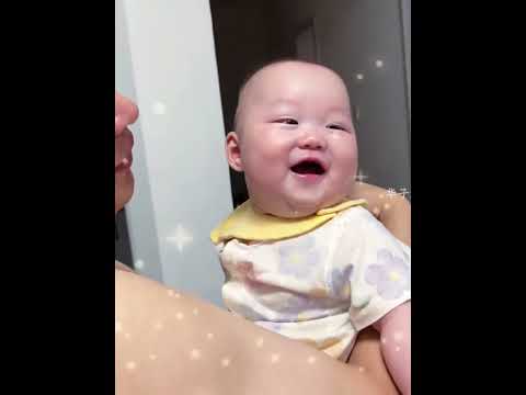 人類幼崽區別對待爸媽，“對媽笑哈哈，對爸像仇家。”#人類幼崽 #萌娃 #家有萌娃 #搞笑#funny#專治不開心#shorts
