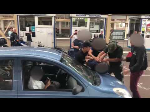 Прикордонники затримали бельгійця, який намагався вивести закордон трьох українок з метою сексуальної експлуатації. ФОТО. ВІДЕО