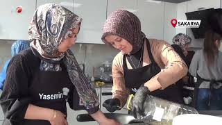 Kadınlar Bu Kursta Hem Öğreniyor Hem Ailelerine Destek Oluyor