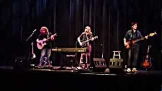 Jennifer Nettles Goes Solo