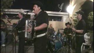 ELISEO ROBLES Y SUS BARBAROS DEL NORTE - BESOS Y CEREZAS (EN VIVO)
