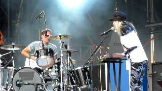 The Ting Tings - We walk (Live @ Sziget &#39;09)