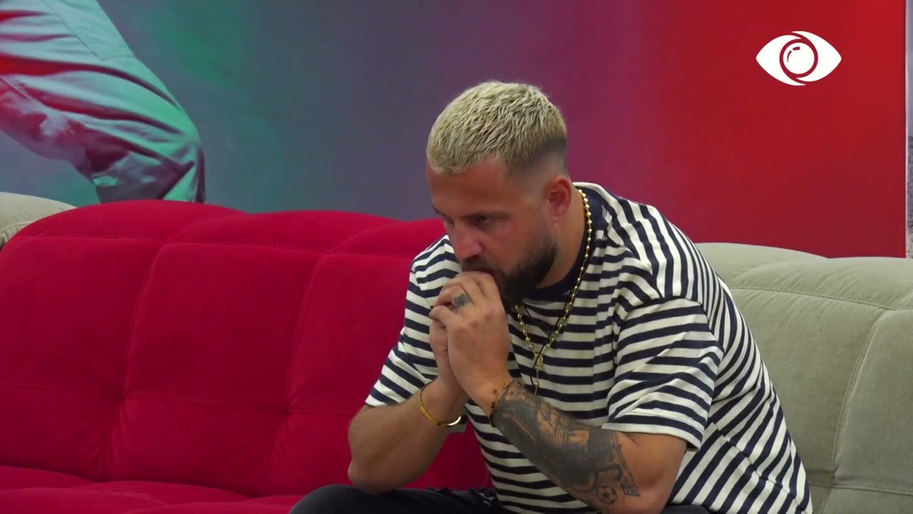 Luizi qëndron vetëm në dhomën e ndenjes dhe flet nën zë