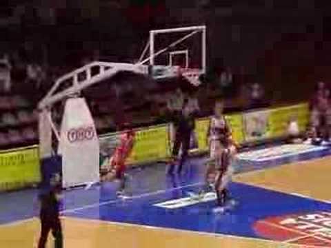 18 20-10-07 Leuven-BCO - Sam met een razendsnelle dunk op fa