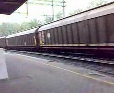 Treno merci in transito a Sesto Calende